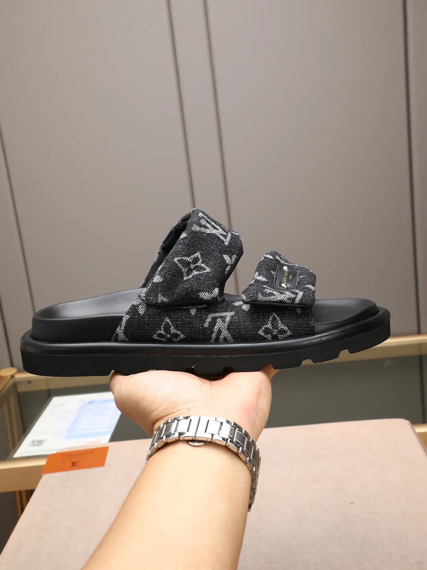 PP360 [LOUIS VUITTON] Louis Vuitton, LV printing, men's and women's slippers are on the market. The drawer box packaging comes with a cloth bag and a card. The upper pattern looks very soft and waxy, and it is a super versatile leg slimming tool. Fabric: imported denim/canvas/old fabric, LV hardware LOGO, official website pattern printing, comfortable to wear, feet: high-elastic PU water table. Sole: foam sole, heel height: about 5cm. Code number: 35-46, 35, 45, 46 are custom-made and non-returnable. Color: multiple colors and styles available.